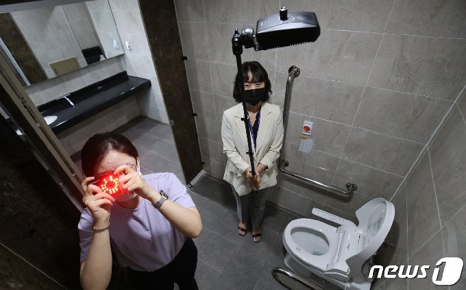 사진] 여자화장실 몰카 검사하는 대덕구청 직원들 - 머니투데이